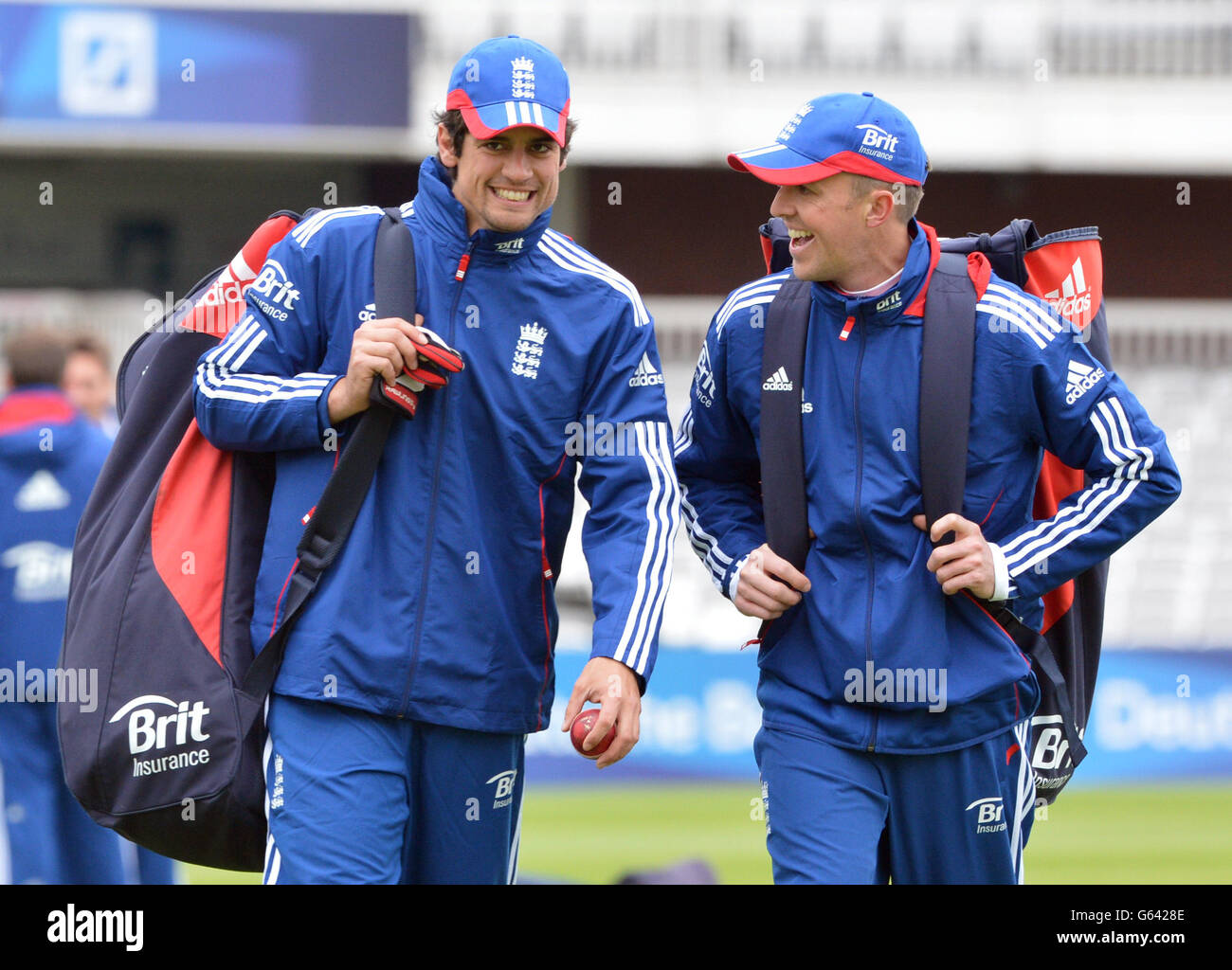 Alastair Cook e Graeme Swann in Inghilterra condividono una risata durante la sessione di Nets al Lords Cricket Ground, Londra. PREMERE ASLOCATION Photo. Data foto: Mercoledì 15 maggio 2013. Vedi la storia della Pennsylvania CRICKET Inghilterra. Il credito fotografico dovrebbe leggere: Anthony Devlin/PA Wire. Foto Stock