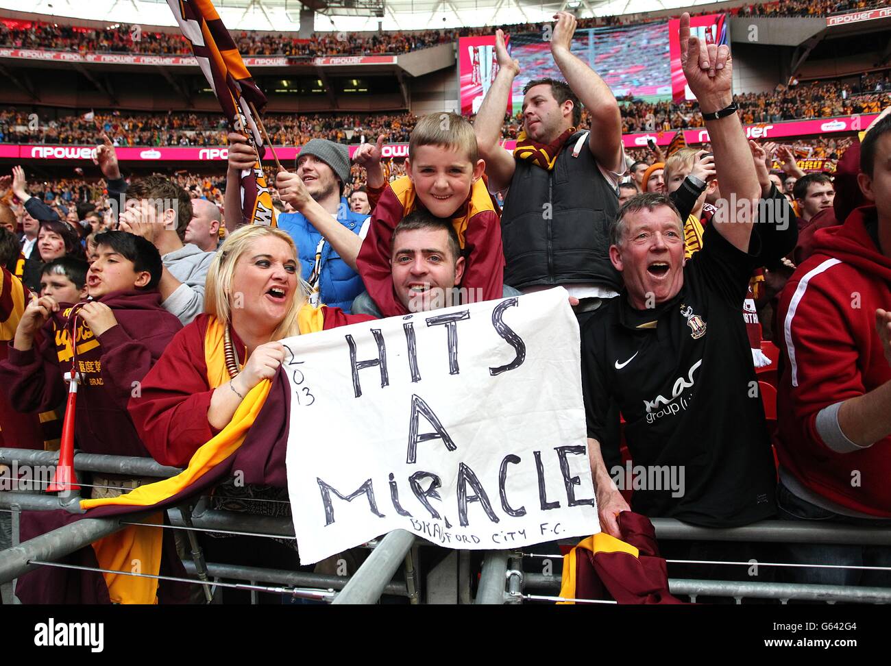 Calcio - Npower Football League Two - Gioca - finale - Bradford City v Northampton Town - Wembley Stadium. I fan di Bradford City festeggiano dopo il gioco Foto Stock