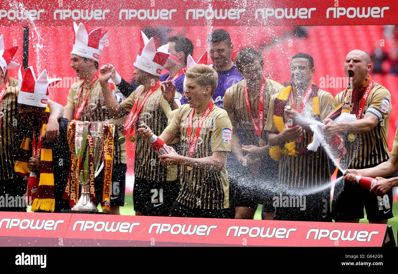 Calcio - Npower Football League Two - Gioca fuori - finale - Bradford City / Northampton Town - Wembley Stadium. I giocatori di Bradford City festeggiano con il trofeo Npower Football League Two Play Off Foto Stock