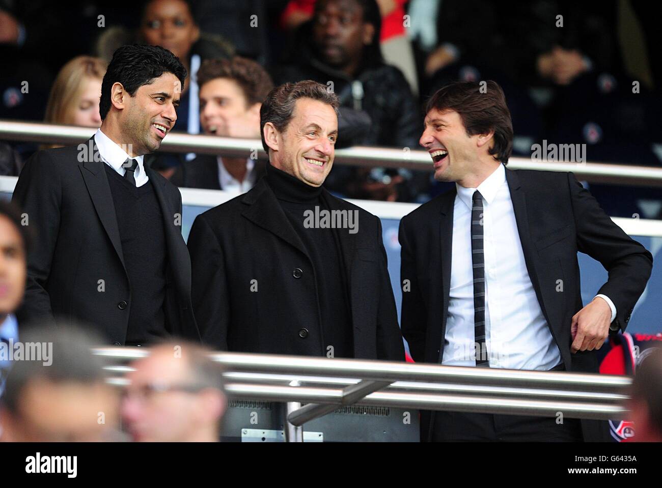 L'ex presidente francese Nicolas Sarkozy (al centro) negli stand con Direttore del calcio Leonardo (a destra) e proprietario del santo di Parigi Germain Nasser al-Khelaifi Foto Stock