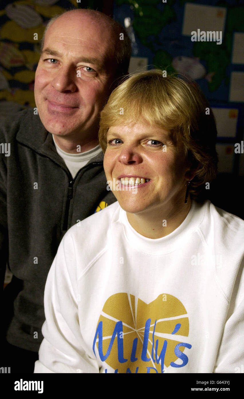 I genitori dell'adolescente assassinato Milly Dowler tornarono alla scuola della figlia per promuovere un fondo per la sicurezza dei bambini istituito a suo nome. Bob e Sally Dowler (nella foto) hanno raccontato ad un pubblico della Cleves School di Weybridge, *..Surrey, come si erano Uniti con Diana Lamplugh, la cui figlia Suzy scomparve 16 anni fa. Il Fondo Milly, istituito il mese scorso al servizio commemorativo di 13 anni, sarà utilizzato per pagare un video da inviare alle scuole e per la formazione degli insegnanti. Credo che siamo stati in limbo per circa sei mesi prima che il corpo di Milly fosse trovato, ha detto la onorevole Dowler. Foto Stock