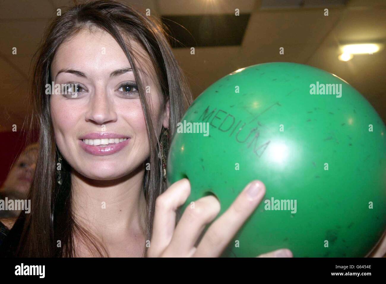 Miss Scotland Paula Murphy di Stirling, e altri concorrenti di Miss World vanno a bowling al Megabowl di Feltham, Surrey. Foto Stock