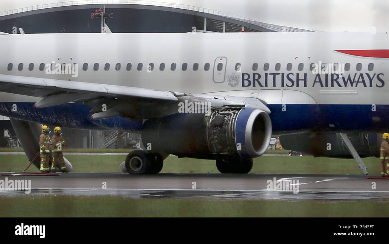 Il motore di destra di un aereo della British Airways dopo che ha dovuto fare un atterraggio di emergenza all'aeroporto di Heathrow. Foto Stock