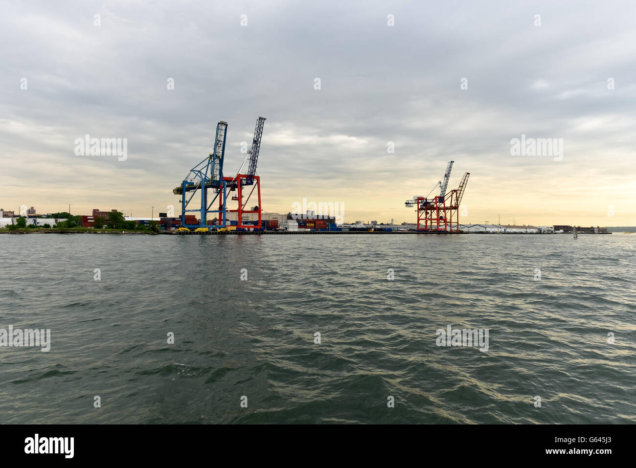 Industrial gru di carico lungo la costa di Brooklyn, New York. Foto Stock