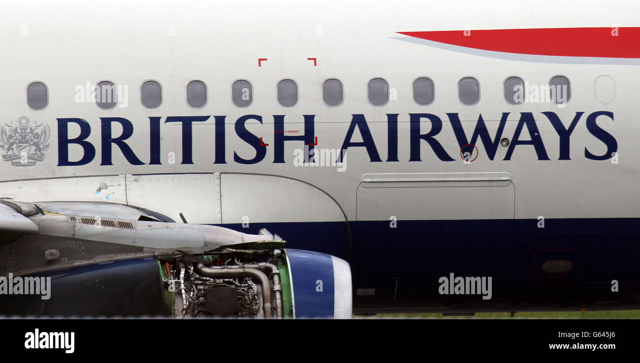 Un aereo della British Airways dopo che ha dovuto fare un atterraggio di emergenza all'aeroporto di Heathrow. Foto Stock