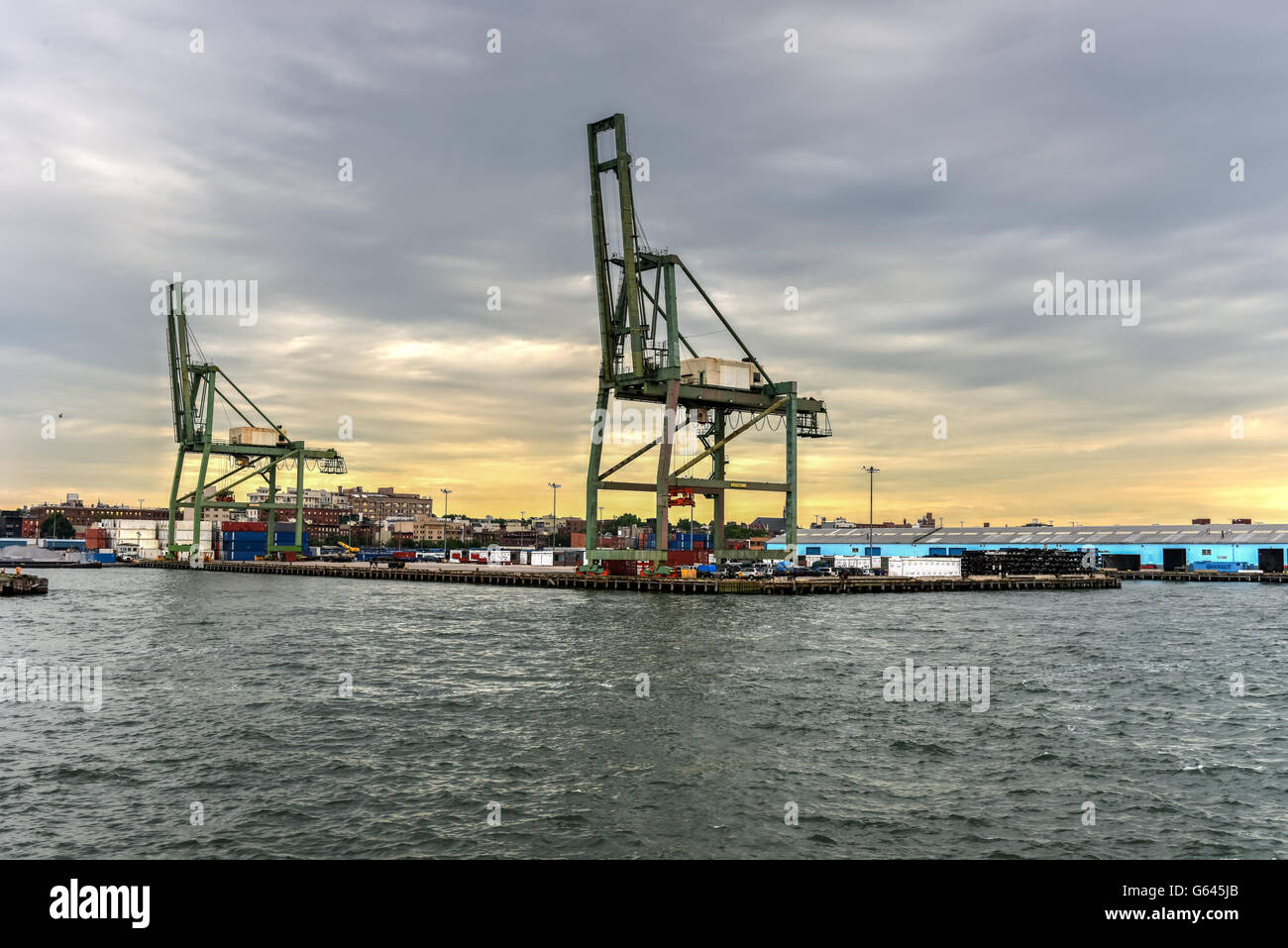 Industrial gru di carico lungo la costa di Brooklyn, New York. Foto Stock