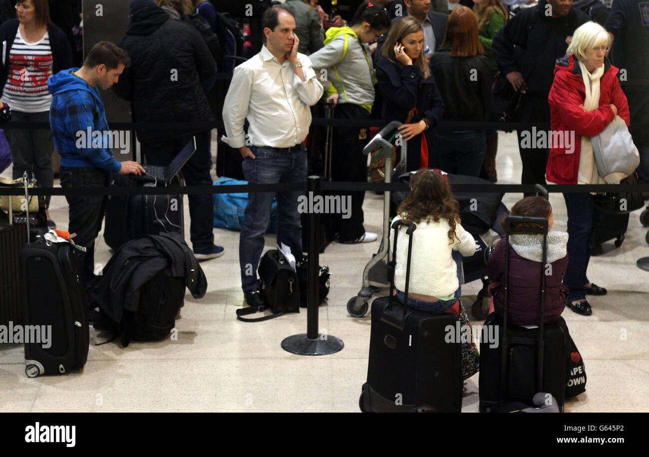 I passeggeri attendono al Terminal uno dopo che un aereo della British Airways ha dovuto effettuare un atterraggio di emergenza all'aeroporto di Heathrow. Foto Stock