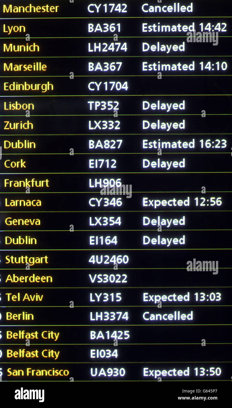Un volo a bordo che mostra voli ritardati e annullati dopo che un aereo della British Airways ha dovuto effettuare un atterraggio di emergenza all'aeroporto di Heathrow. Foto Stock