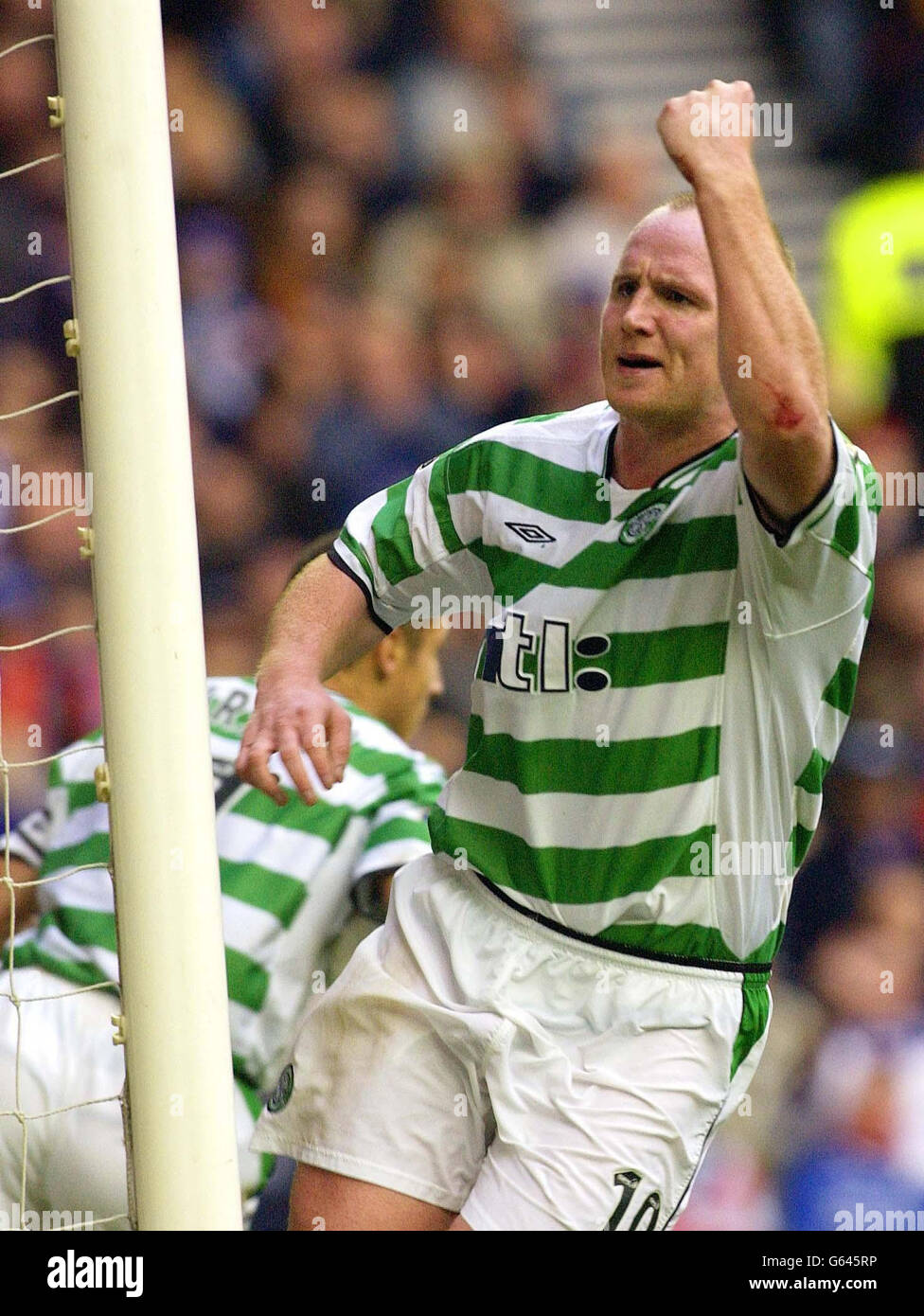 John Harston di Celtic celebra il suo obiettivo contro i Rangers durante la loro partita della Bank of Scottish Premiership allo stadio Ibrox di Rangers, Glaswgow. Foto Stock