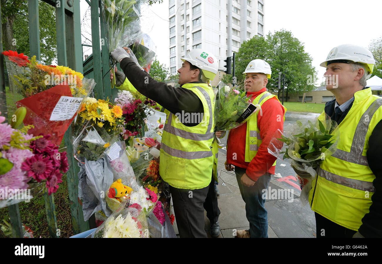 La scena all'incrocio di Artillery Place e John Wilson Street, che è diventata un santuario del batterista Lee Rigby, assassinato il martedì pomeriggio, ed è diventato un punto di riferimento per la gente locale per mostrare la loro simpatia e il loro sostegno, a Woolwich sud-est di Londra. Foto Stock