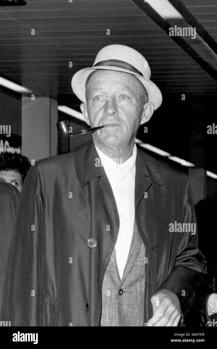 Il crooner di Hollywood Bing Crosby, noto ai suoi amici come Old Groaner, arriva all'aeroporto di Heathrow da New York. Foto Stock
