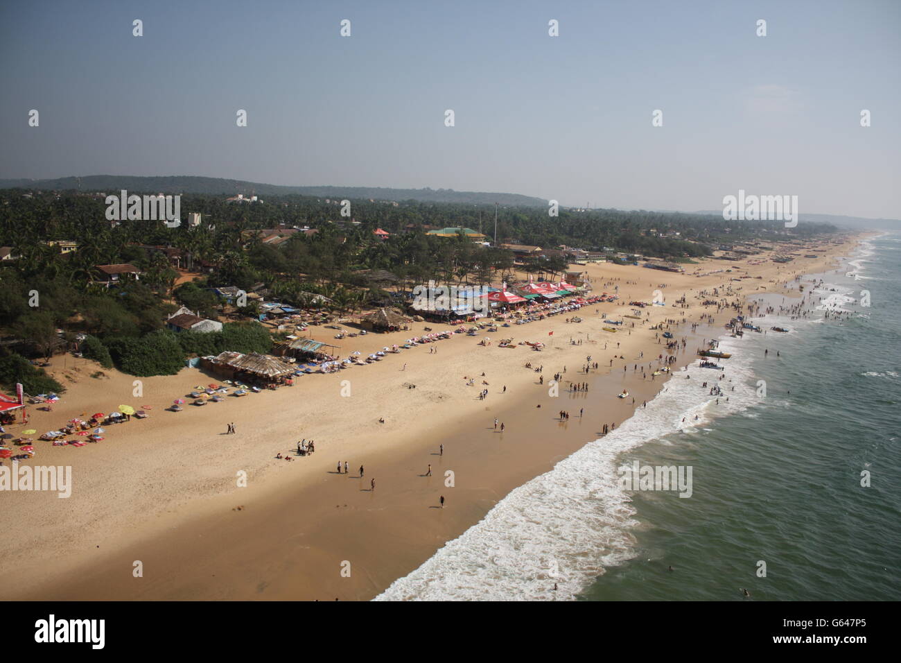 Spiaggia di Goa, India pieno di turisti Foto Stock
