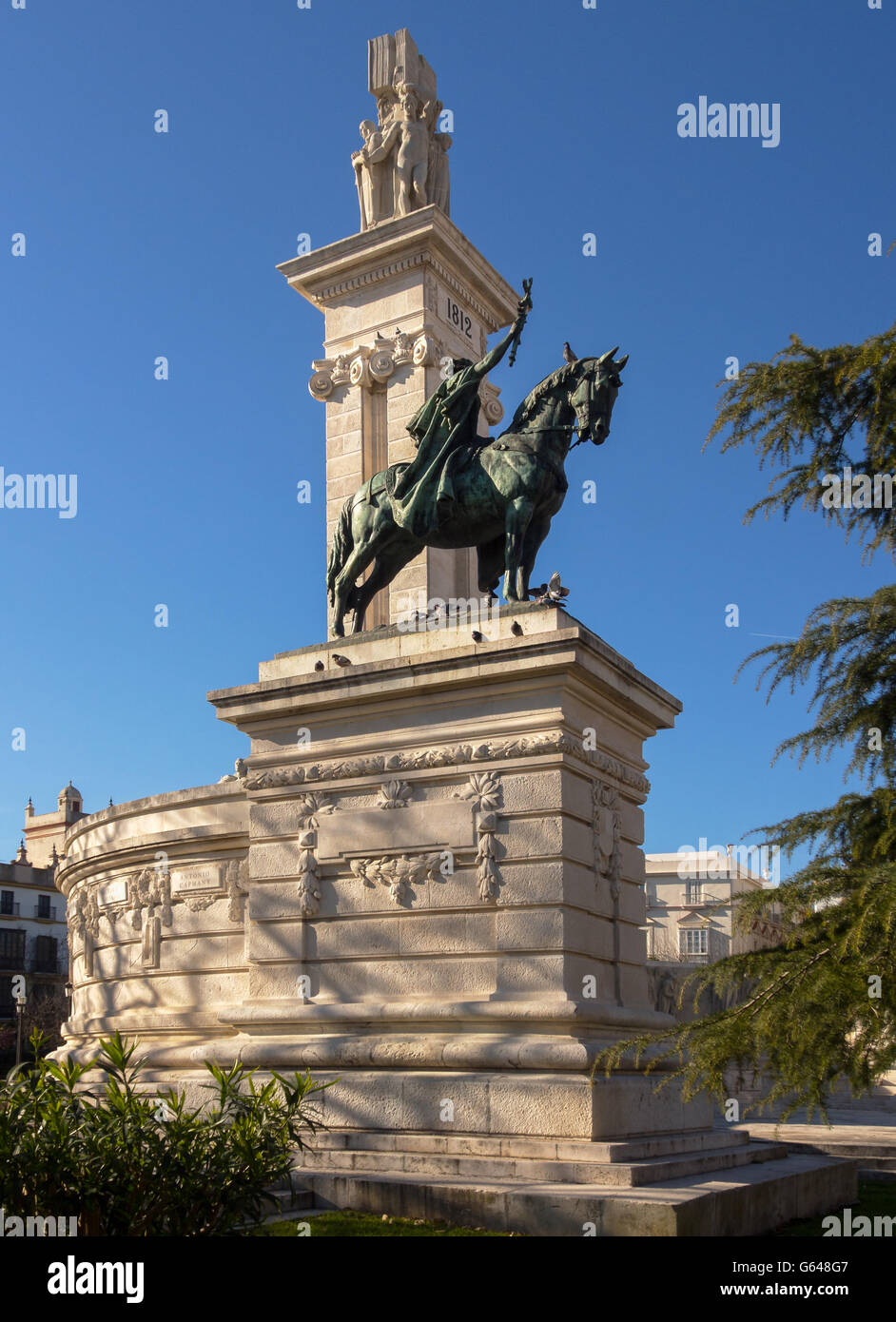 CADICE, SPAGNA - 13 MARZO 2016: Statua e monumento commemorativo della Costituzione spagnola del 1812 in Plaza de Espana Foto Stock