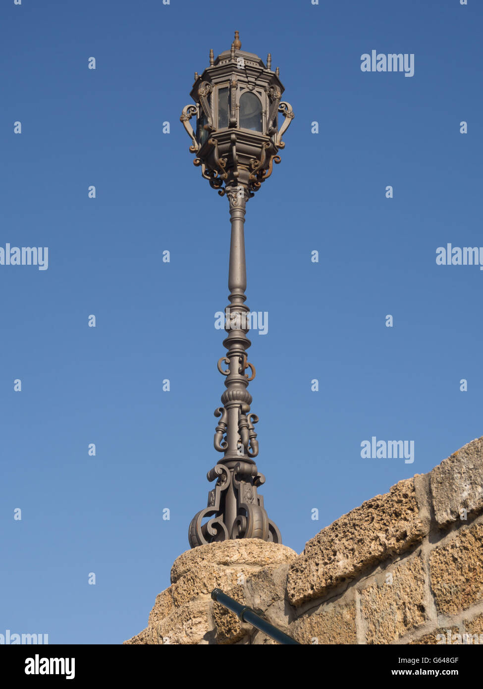 CADICE, SPAGNA - 13 MARZO 2016: Lampada d'epoca ornata sulle pareti di San Carlos Foto Stock