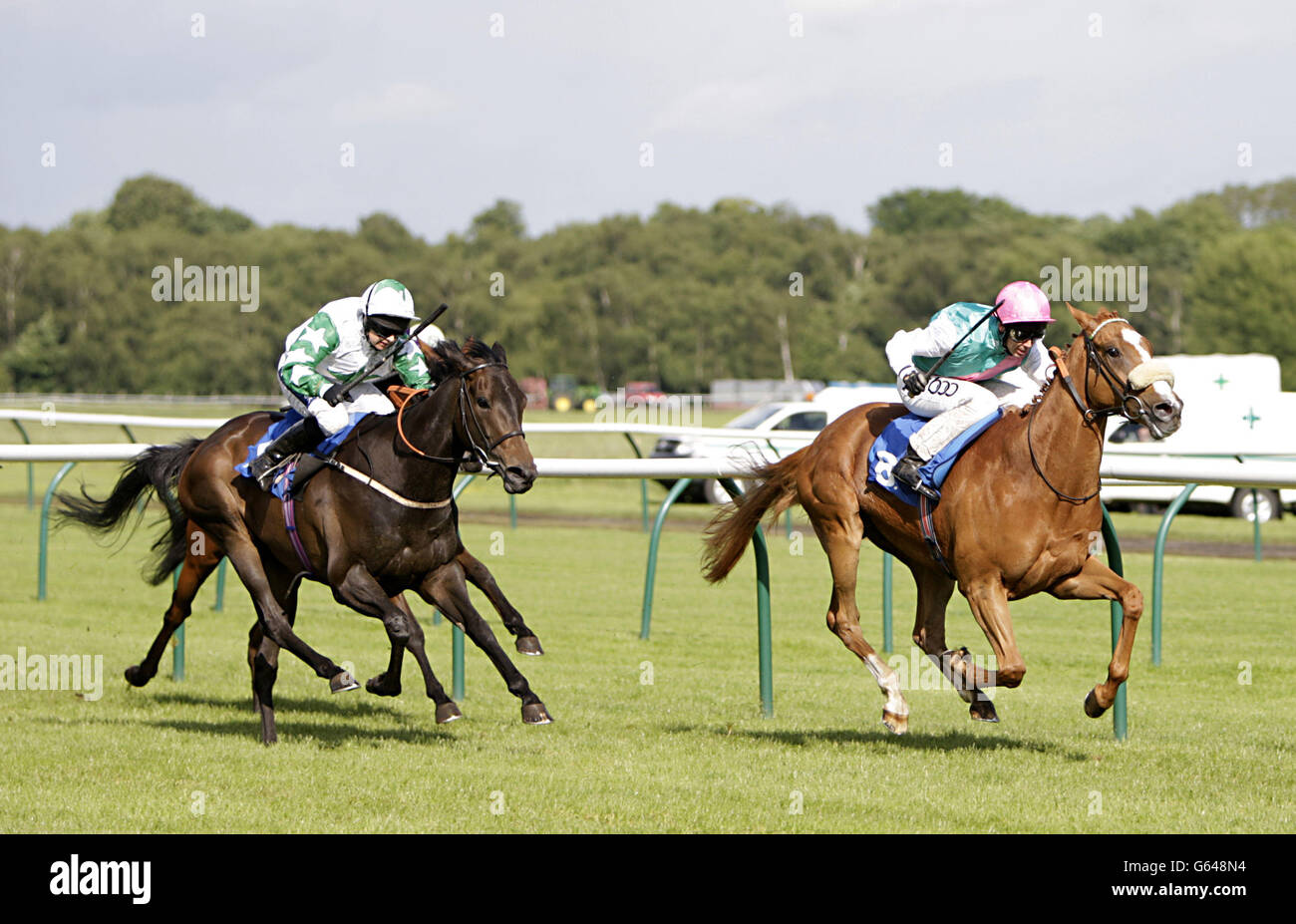 Corse di cavalli - Ippodromo di Nottingham. Fast Pace ridden da Graham Lee (a destra) vince il 1 ° Security Solutions LTD fillies handicap Stakes a Nottingham Racecourse. Foto Stock