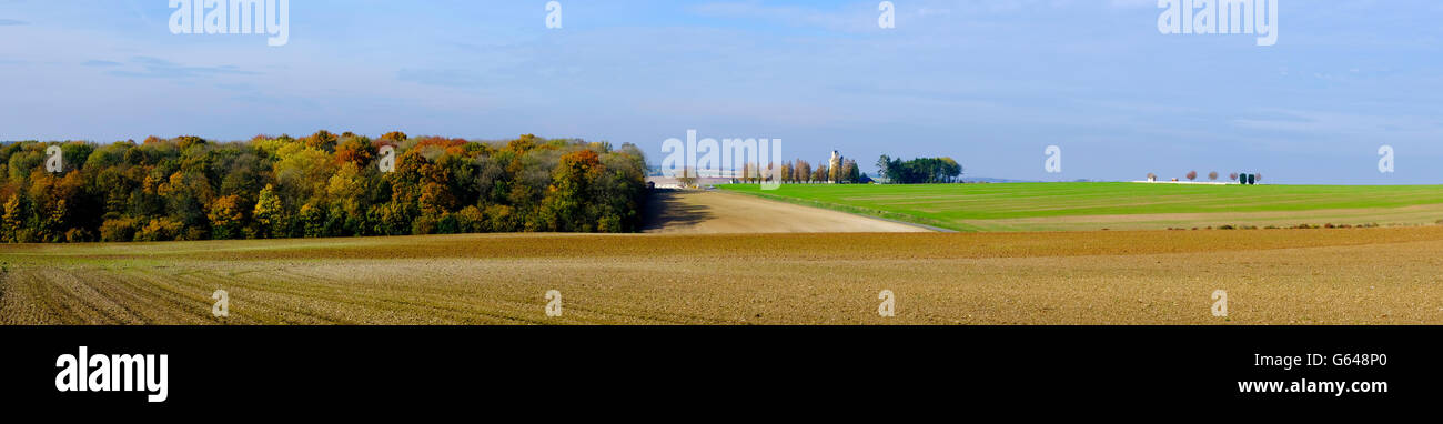 Rappresentato da sinistra a destra, Thiepval è di legno, l'Ulster Memorial Tower e Mill Road Cimitero all'orizzonte. Un campo di uccisione. Foto Stock