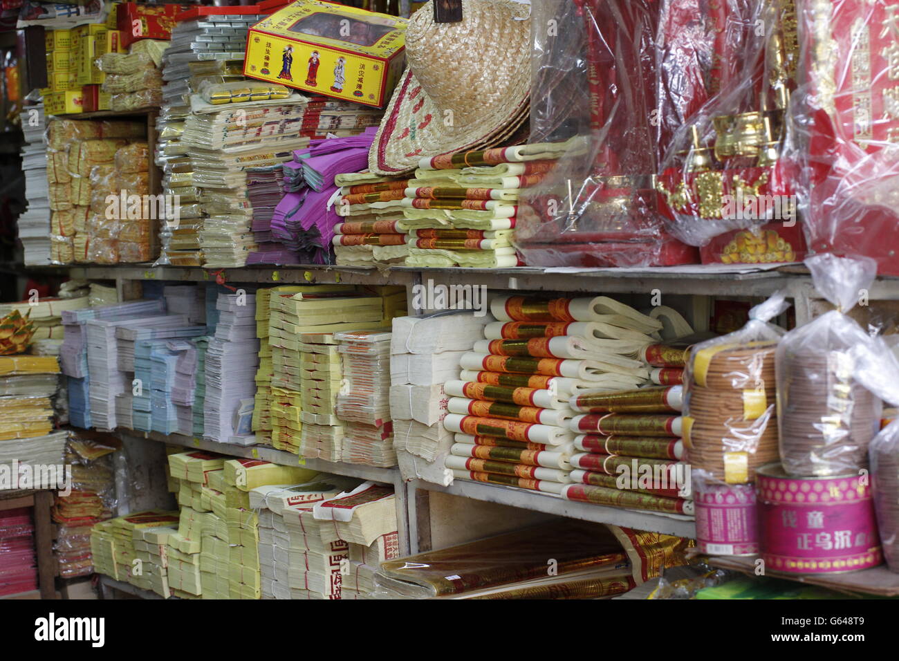 Pile di carta moneta e altri paraphernalia preghiera utilizzata per taoista di cerimonie religiose Foto Stock