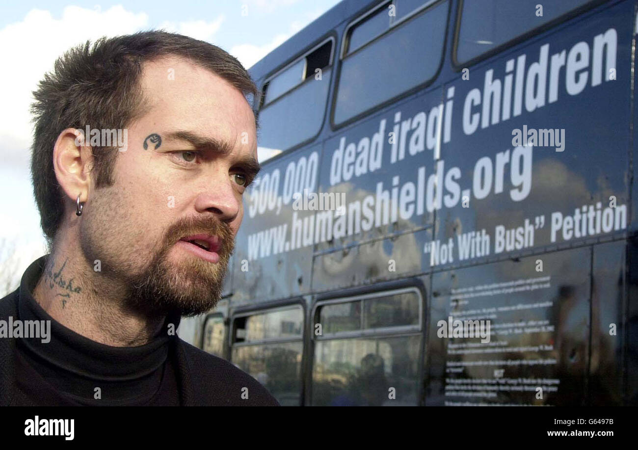 Ken o'Keife, ex-US Marine dal 1989-92, dà un'intervista TV fuori di uno dei tre autobus a due piani di Londra che devono viaggiare da Londra a Baghdad con 100 scudi umani volontari. *... I membri del gruppo di azione per lo scudo umano della pace della giustizia della verità protestano contro una possibile guerra con l'Iraq nei prossimi mesi. Foto Stock