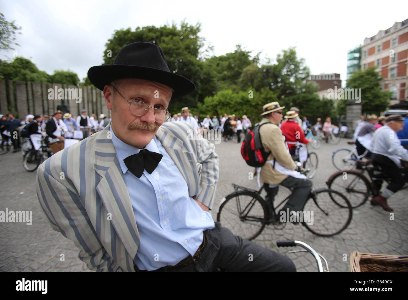 Paul Kennedy (come James Joyce) partecipa oggi al 20° raduno annuale di Bloomsday Messenger Bike nel centro di Dublino. Foto Stock