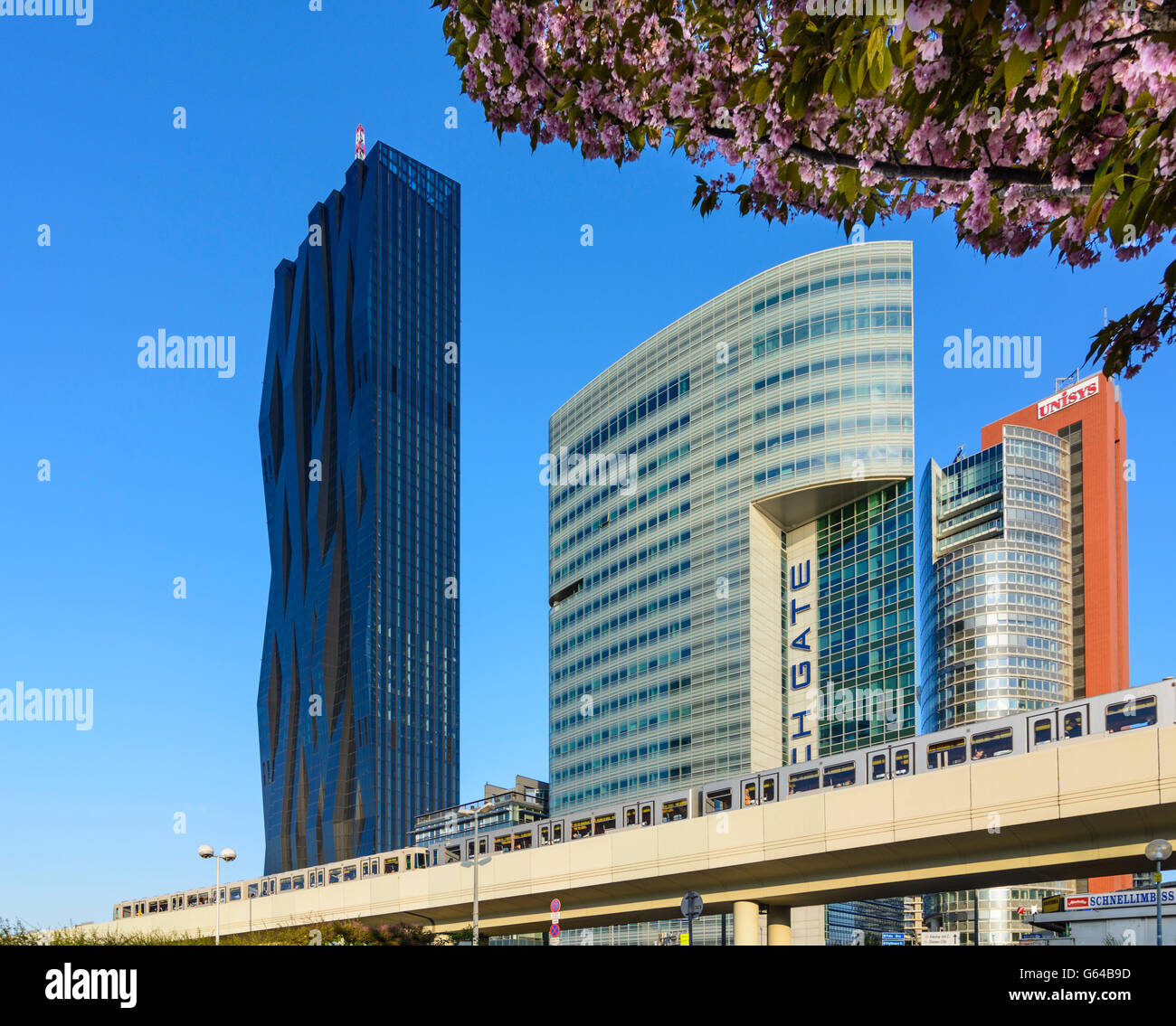 DC Tower 1 nella città sul Danubio , con edifici di uffici e Tech Gate, metropolitana linea 1, Wien, Vienna, Austria, Wien, 22. Foto Stock