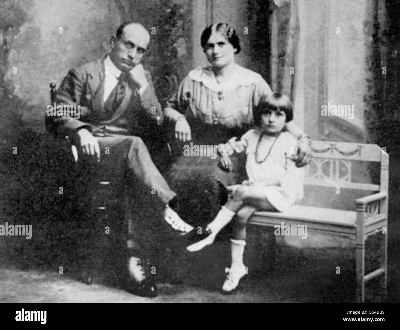 Membro della 'fasci d'Azione Rivoluzionaria' con sua moglie Rachele Mussolini sedette con il loro primo figlio, Edda. Foto Stock