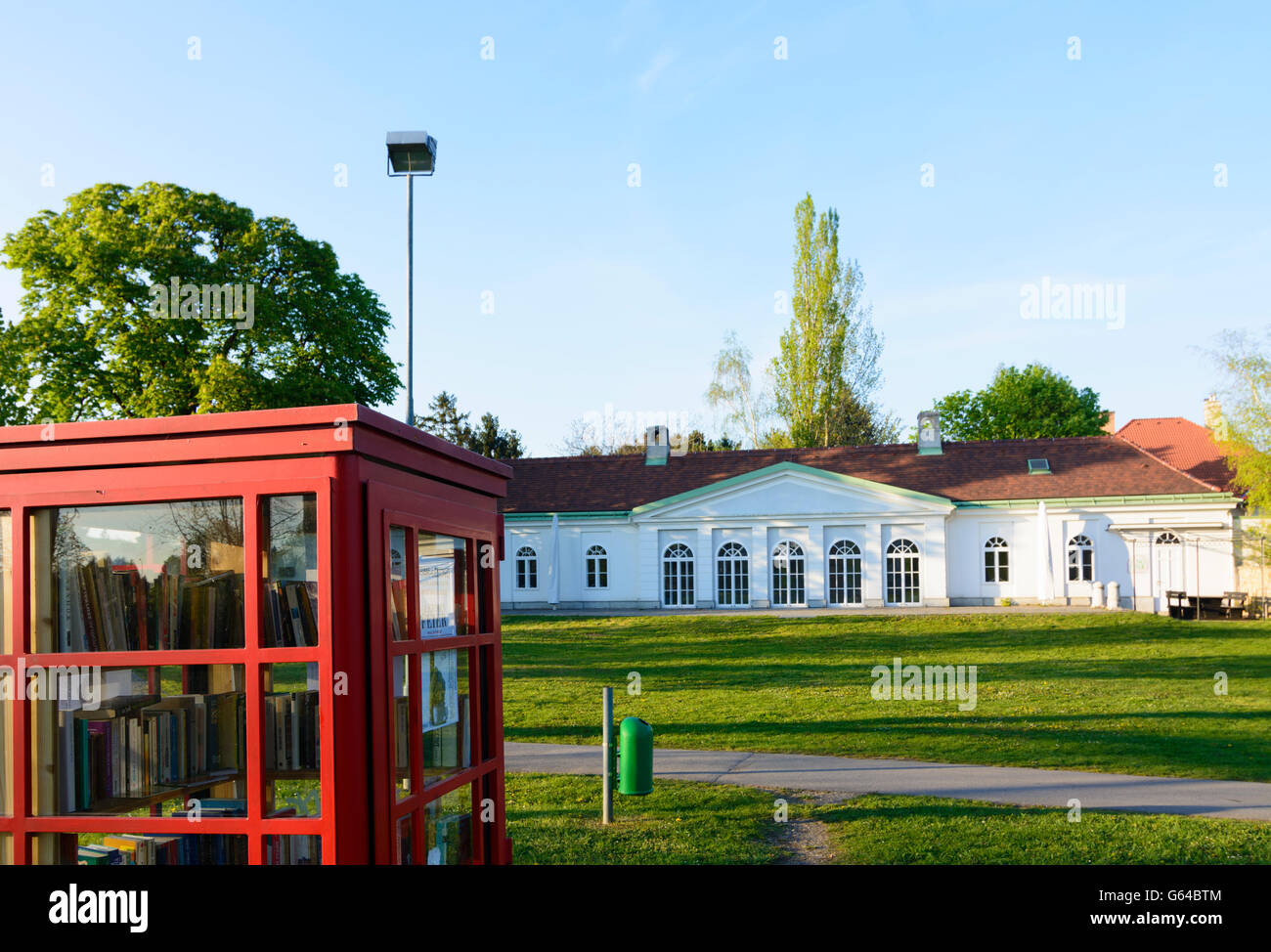 Castello Seyring con libro occasione di scambio in un rosso cabina telefonica, Gerasdorf bei Wien, Austria, Niederösterreich, Austri inferiore Foto Stock