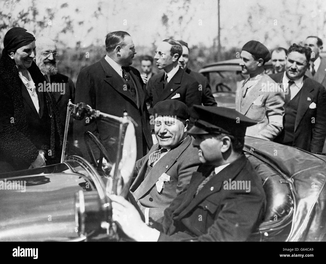Politica - Benito Mussolini. Capo del Governo d'Italia e Duca del fascismo Benito Mussolini al volante della sua vettura sportiva. Foto Stock