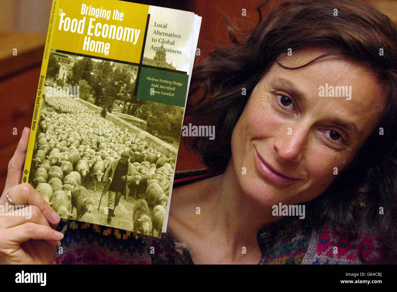 La Marchionessa di Worcester a casa sua tiene il libro 'portare l'economia alimentare a casa'. Foto Stock