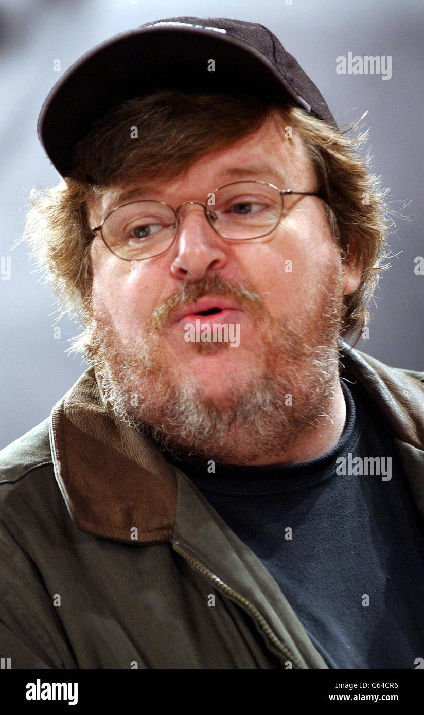 Michael Moore, regista e autore di film e documentari americani al Roundhouse Theatre di Londra, per una fotocellula per promuovere il suo nuovo spettacolo "Michael Moore Live!" * che è descritto come una piattaforma per l'espressione di opinioni rivoltanti sui sistemi politici e legislativi americani. Foto Stock