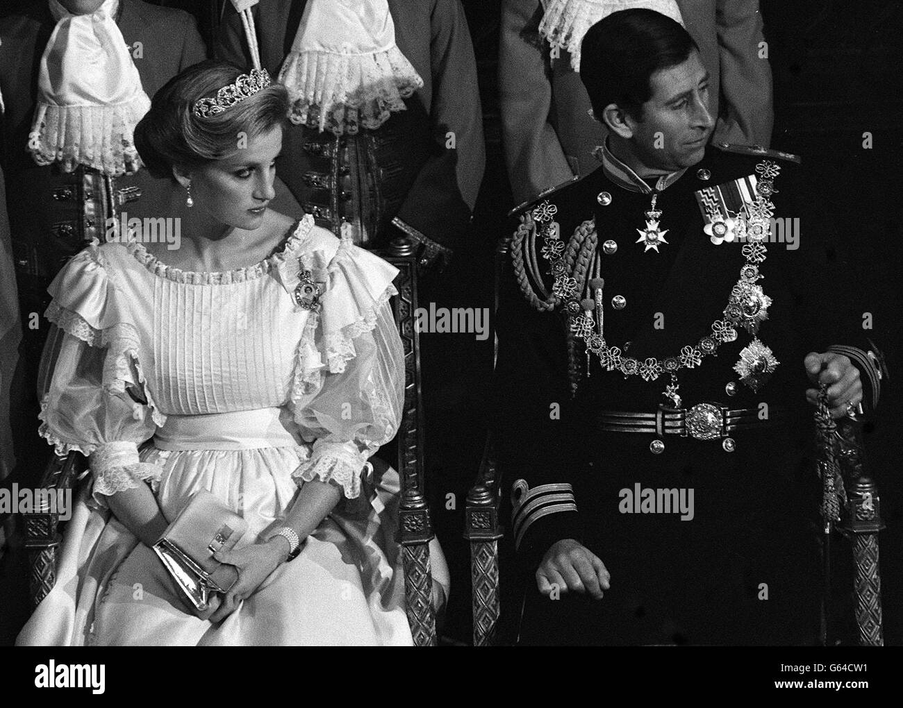 La Principessa di Galles, indossando la tiara Spencer e il Principe di Galles, in abito completo uniforme navale nella Camera dei Lord per l'apertura di Stato del Parlamento. Foto Stock