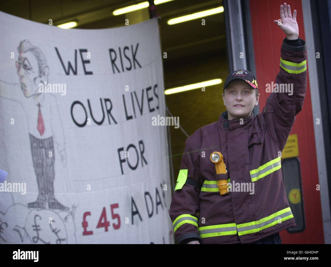 Il pompiere Bec Bray riconosce che gli automobilisti suonano i loro corni mentre guidano oltre la linea del picket alla stazione dei vigili del fuoco di Islington nel nord di Londra, dove i pompieri stanno partecipando a uno sciopero nazionale di 48 ore a sostegno di un aumento di paga del 40%. *... Tre persone sono morte nei fuochi d'casa e gli equipaggi di servizio in piedi per gli impressionanti pompieri hanno risposto a centinaia di chiamate di emergenza. Foto Stock