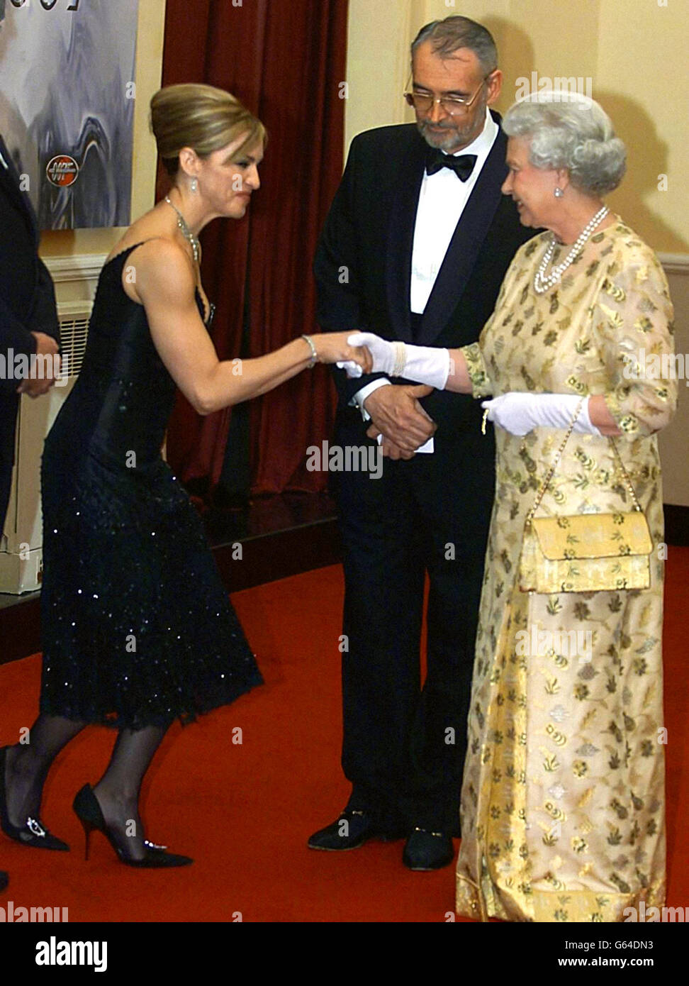 La Regina Elisabetta II della Gran Bretagna incontra Madonna alla prima mondiale del nuovo film di James Bond Die Annother Day - in cui la stella americana ha un ruolo di primo piano - alla Royal Albert Hall. Foto Stock