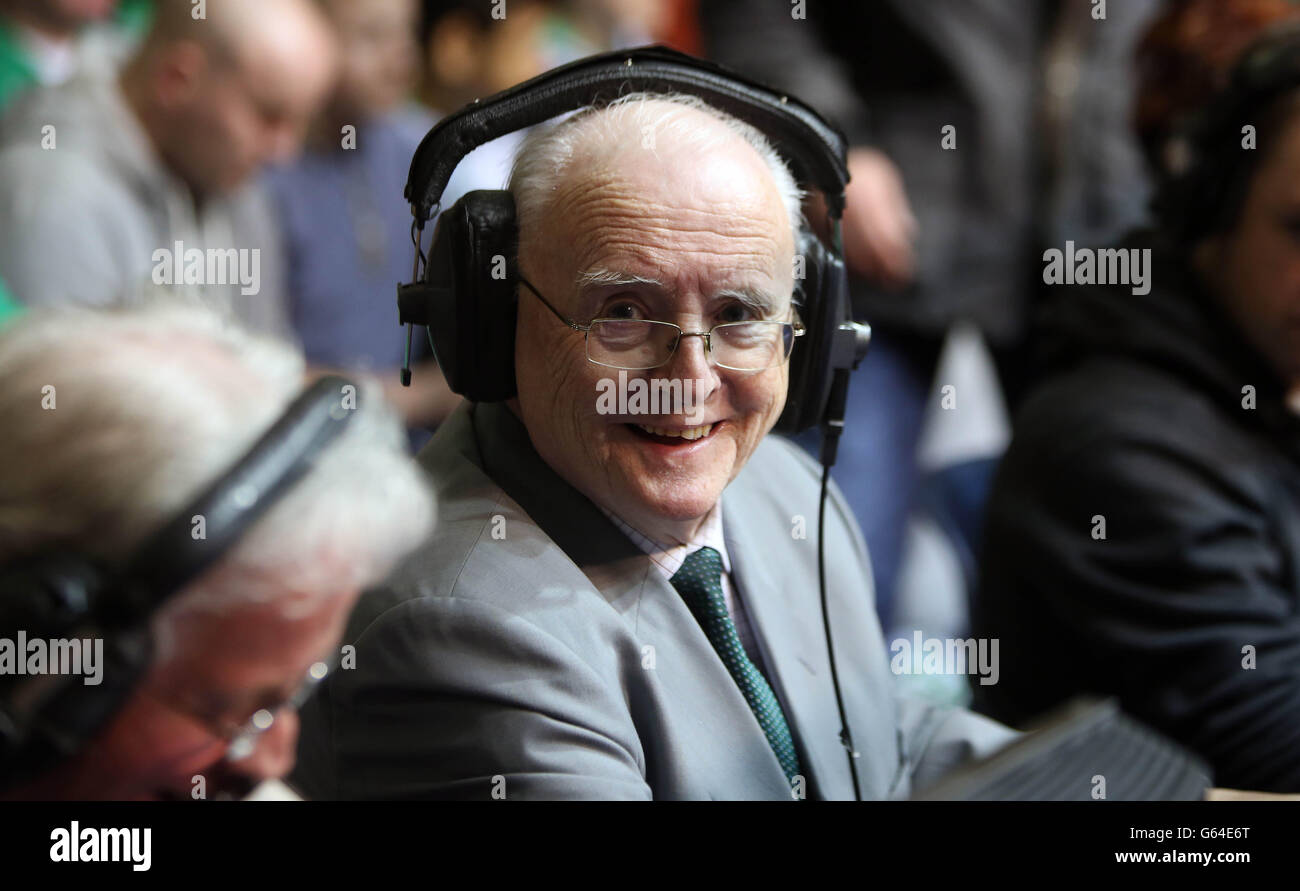 Jimmy Magee, commentatore veterano di RTE Sports (meglio conosciuto come il Memory Man), al National Boxing Stadium di Dublino. Foto Stock