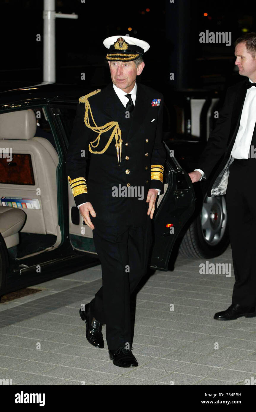 Il Principe del Galles nell'uniforme di Vice Ammiraglio, arriva per una proiezione del nuovo film di James Bond 'Die another Day' a Gunwharf Quays a Portsmouth. * il Principe ha partecipato all'evento benefico come presidente della Royal Naval Film Charity dopo aver assistito a una esibizione in stile 'Bond' ricca di azione della Royal Navy nelle vicinanze. Foto Stock