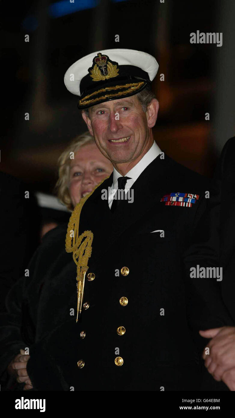 Il Principe del Galles nell'uniforme di Vice Ammiraglio, arriva per una proiezione del nuovo film di James Bond 'Die another Day' a Gunwharf Quays a Portsmouth. * il Principe ha partecipato all'evento benefico come presidente della Royal Naval Film Charity dopo aver assistito a una esibizione in stile 'Bond' ricca di azione della Royal Navy nelle vicinanze. Foto Stock