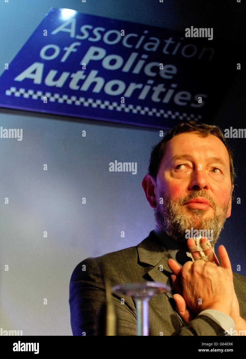 Il segretario di casa David Blunkett durante il suo discorso all'Associazione delle autorità di polizia presso il Majestic Hotel, Harrogate. Commentando il piano nazionale di polizia alla conferenza annuale Blunkett ha sottolineato la necessità che diverse agenzie e organismi collaborino. Foto Stock