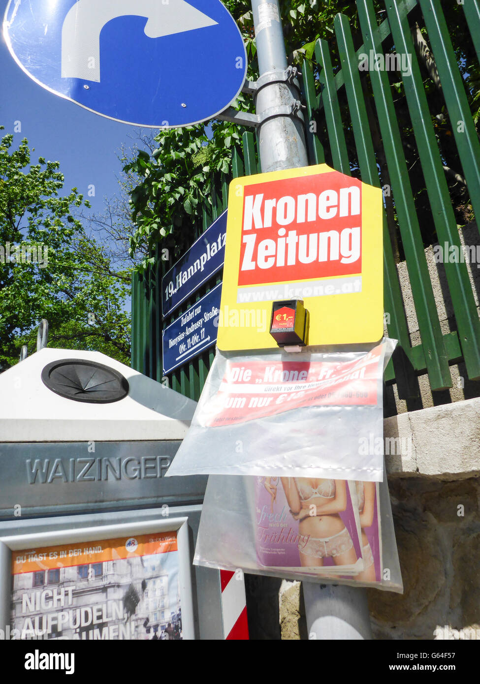 Giornale delle vendite attraverso il self-service in borsa ( onestà box ) per il quotidiano Kronenzeitung, Wien, Vienna, Austria, Wien, 19. Foto Stock