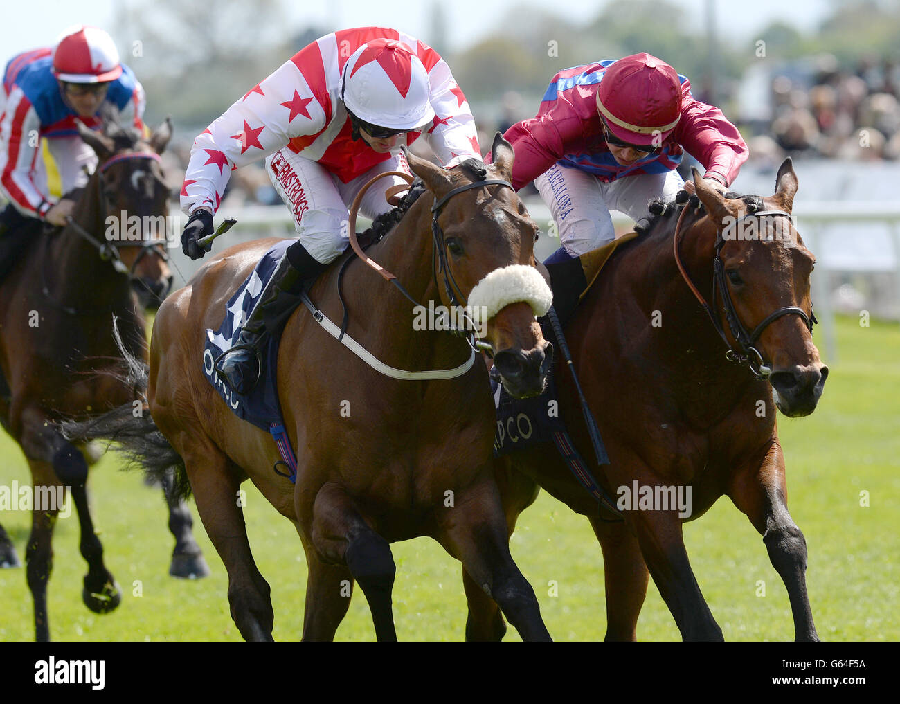 Glens Diamond e Tony Hamilton (a sinistra) hanno battuto Top Trip e Mickael Barzalona per vincere la Qipco Yorkshire Cup durante il Dante Festival 2013 all'ippodromo di York. PREMERE ASOCATION Photo (Foto DI ASSOCAZIONE). Data immagine: Venerdì 17 maggio 2013. Guarda la storia della Pennsylvania RACING York. Il credito fotografico dovrebbe essere: John Giles/PA Wire Foto Stock