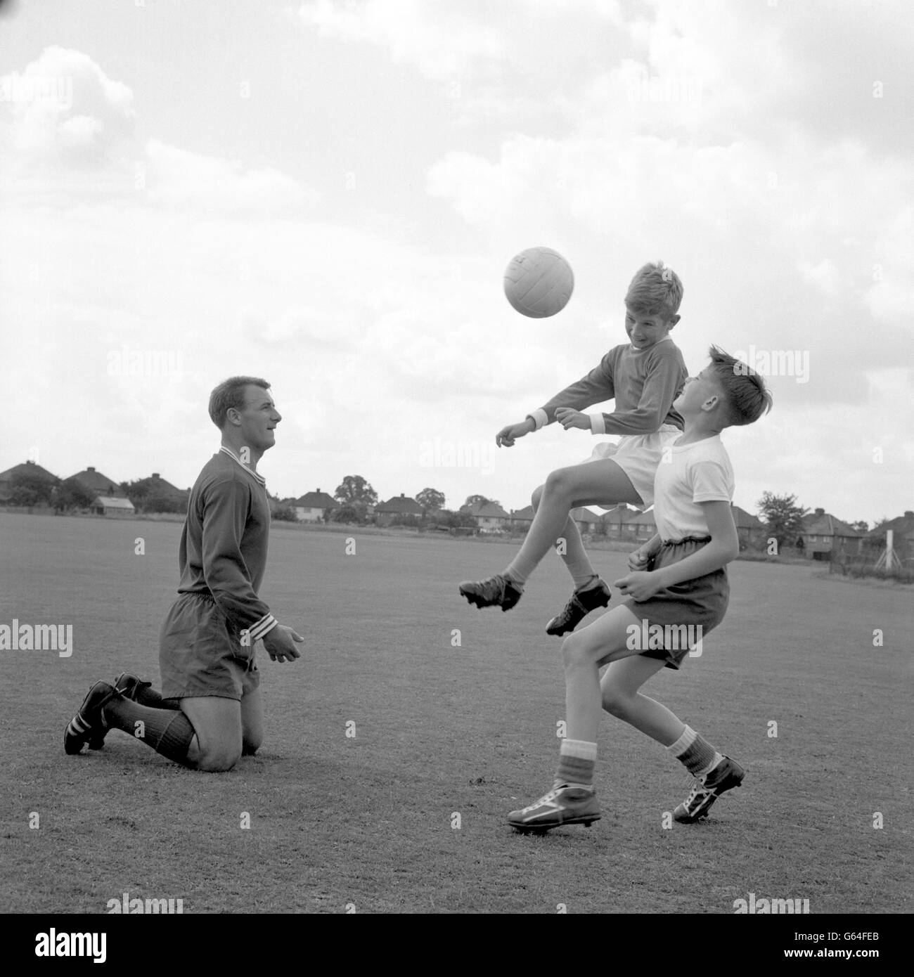 Calcio - Chelsea FC di allenamento pre-stagione - Tommy Docherty, suo figlio Michael e amico Christopher - Ewell - Surrey - 1962 Foto Stock