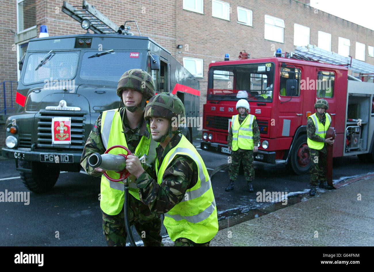 I vigili del fuoco dell'esercito reggimento del re (L-R) Lance Corporal Vic Grieves, Kingsman Liam Graham, Corpral Mark Hanvey e Kingsman Dean Patterson, controllano l'attrezzatura alla stazione di polizia di Middleton a Manchester. * .... all'inizio dello sciopero di otto giorni da parte dell'Unione delle Vigili del fuoco. Foto Stock