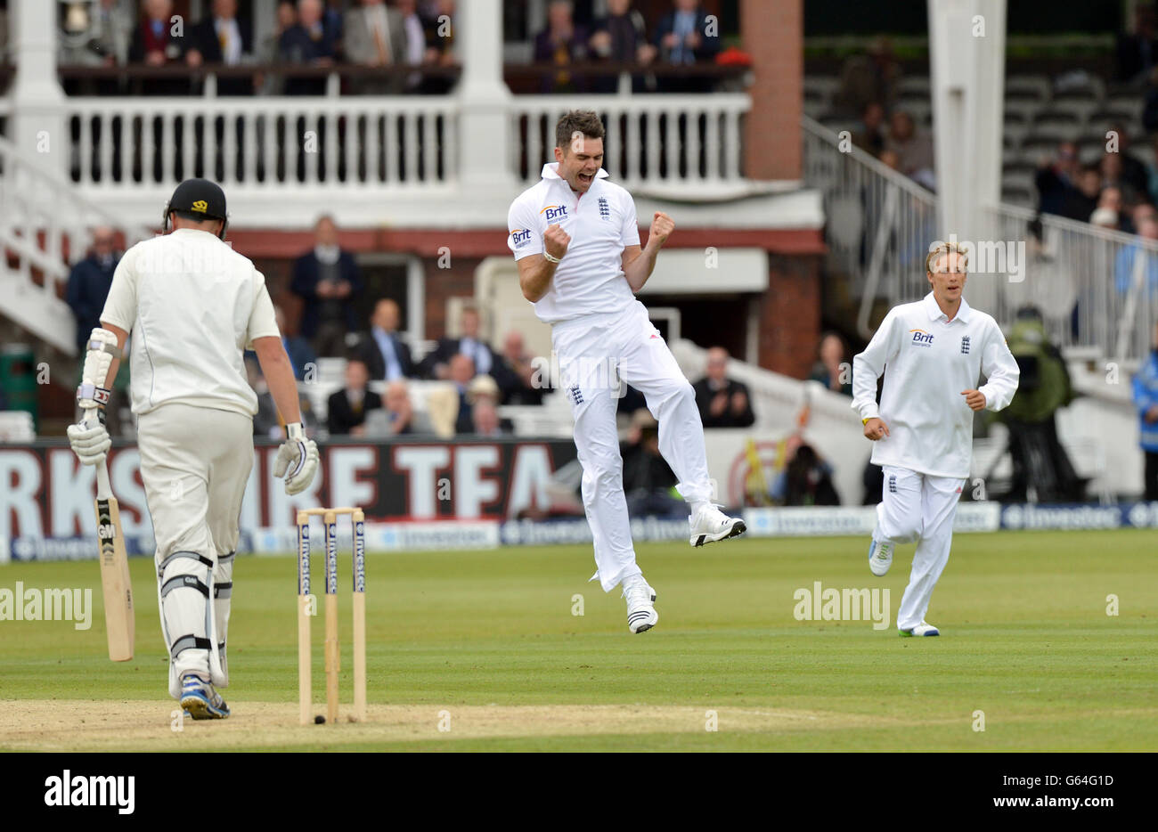 James Anderson (centro) dell'Inghilterra celebra la sua trecentesima prova di cricket, quella del neozelandese Peter Fulton (a sinistra) catturato da Graeme Swann per 2 durante la prima prova al Lord's Cricket Ground di Londra. PREMERE ASSOCIAZIONE foto. Data foto: Venerdì 17 maggio 2013. Vedi la storia della Pennsylvania CRICKET Inghilterra. Il credito fotografico dovrebbe leggere: Anthony Devlin/PA Wire. Foto Stock