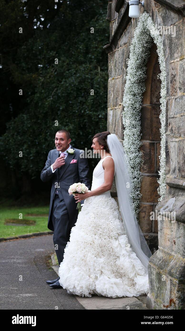 Jessica Ennis, medaglia d'oro olimpica dopo aver sposato Andy Hill a St Michael e All Angels Church, Hathersage, Derbyshire. Foto Stock