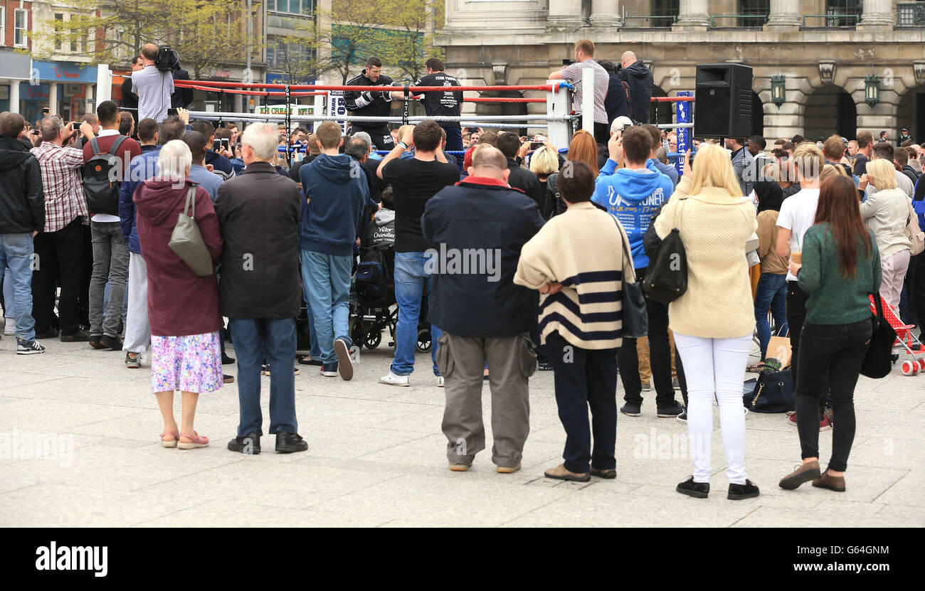 Pugilato - IBF Super Middleweight Championship - Carl Froch v Mikkel Kessler - Carl Froch Media Work out - Nottingham Market Sq.... I fan guardano Carl Froch al lavoro dei media nella piazza del mercato di Nottingham. Foto Stock