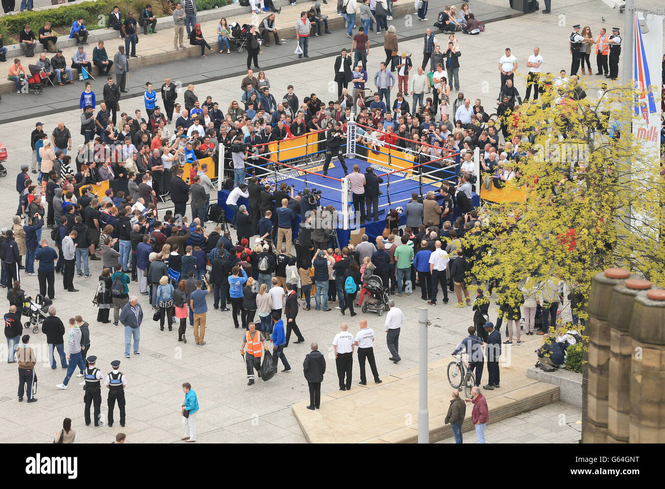 Pugilato - IBF Super Middleweight Championship - Carl Froch v Mikkel Kessler - Carl Froch Media Work out - Nottingham Market Sq.... I fan guardano Carl Froch al lavoro dei media nella piazza del mercato di Nottingham. Foto Stock