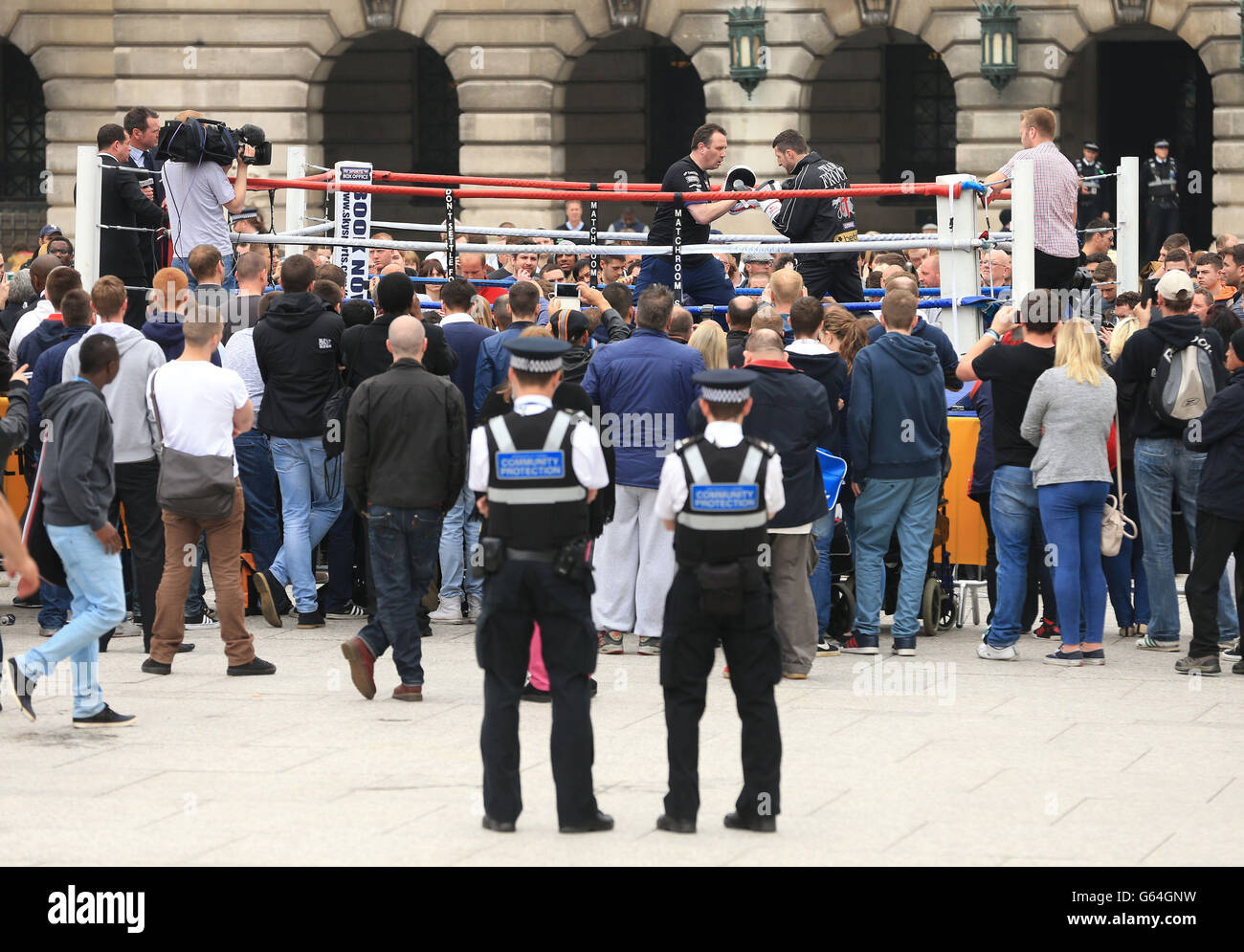 Pugilato - IBF Super Middleweight Championship - Carl Froch v Mikkel Kessler - Carl Froch Media Work out - Nottingham Market Sq.... I fan guardano Carl Froch al lavoro dei media nella piazza del mercato di Nottingham. Foto Stock