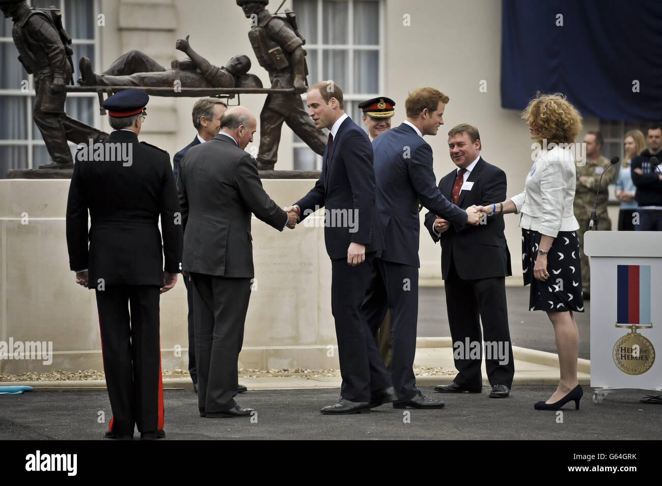 Il Duca di Cambridge e il Principe Harry stringono le mani mentre lasciano Tedworth House, Tidworth, Wiltshire, dove hanno ufficialmente aperto un Centro di recupero Aiuto per gli Eroi. Foto Stock