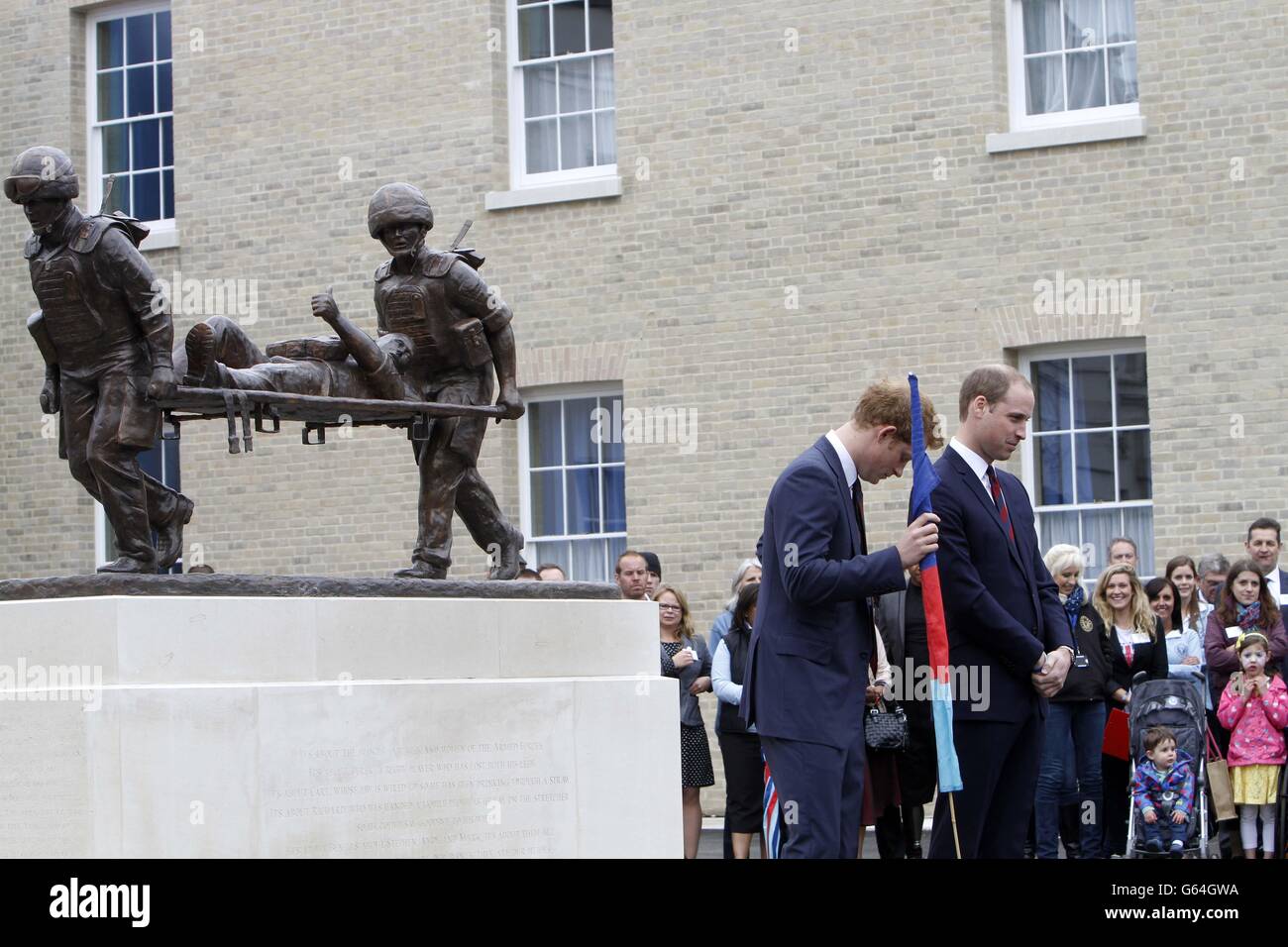 Il Duca di Cambridge e il Principe Harry a Tedworth House, Tidworth, Wiltshire, dove hanno ufficialmente aperto un Centro di recupero Aiuto per gli Eroi. Foto Stock