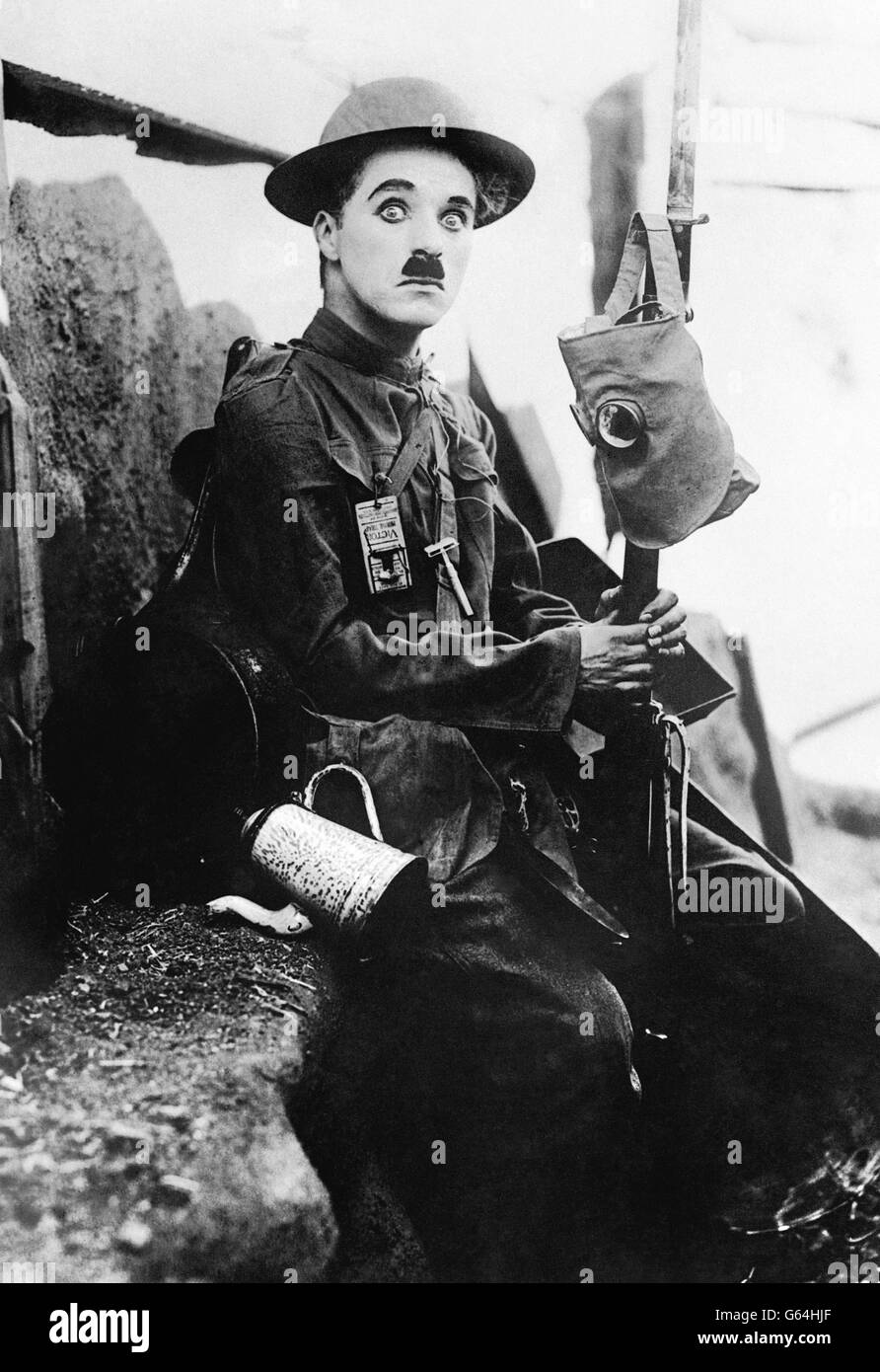 Stella britannica dello schermo silenzioso, Charlie Chaplin in 'Shoulder Arms'. Foto Stock