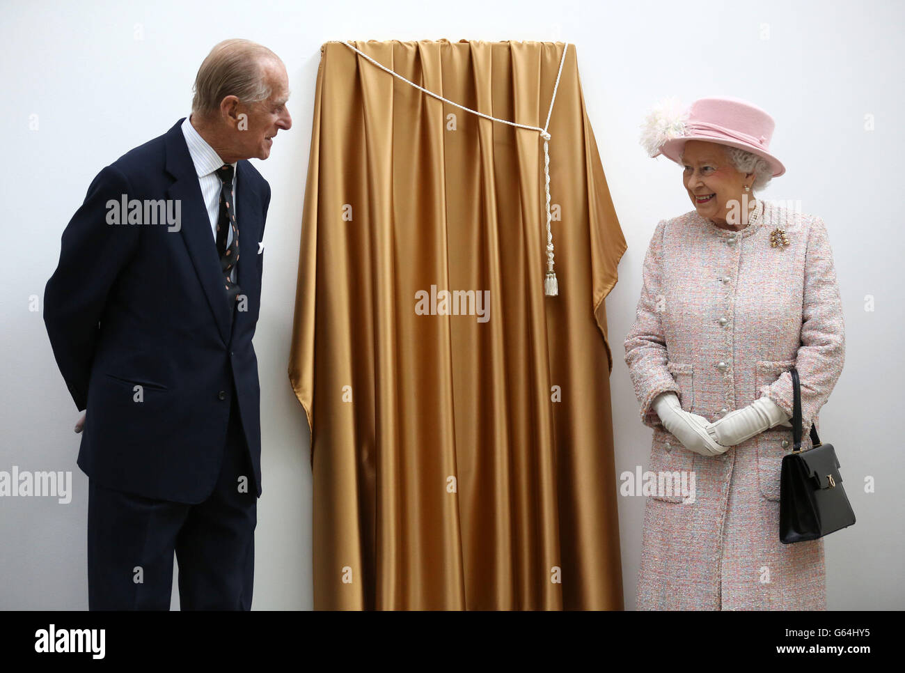 La regina Elisabetta II e il duca di Edimburgo durante una visita al Medical Research Council di Cambridge. Foto Stock