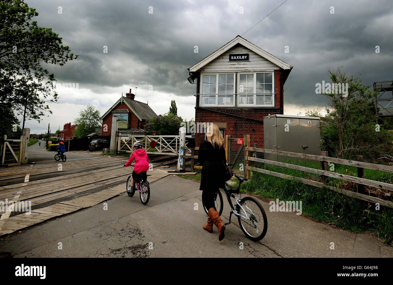 Una visione generale di una scatola di segnalazione ferroviaria a Saxilby, Lincolnshire, come una casa nella zona è stata incuriosita in relazione all'attacco terroristico a Woolwich, Londra. Foto Stock